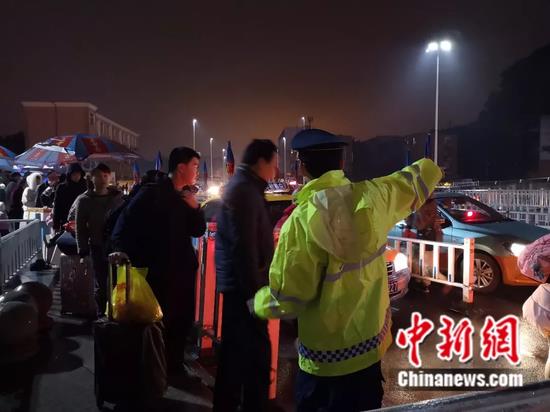 On February 13, staff of Liuzhou Transportation Comprehensive Administrative Law Enforcement Team guided passengers to take a taxi in front of the railway station.