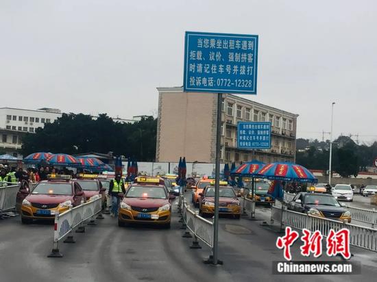 There are complaint telephone warning signs set up in the taxi and other passenger areas of Liuzhou Railway Station.