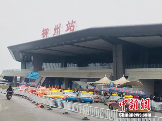 On the 13th, taxis in front of Liuzhou Railway Station entered the waiting point in an orderly manner to wait for passengers.